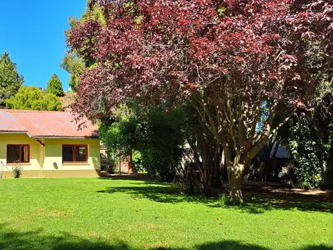 Preciosa casa de 4 amb. con quincho/depto. y amplio jardín libre