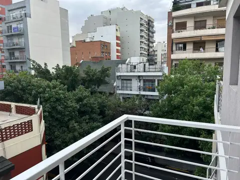 monoambien al frente 30m2 excelente inmueble con cochera cubierta