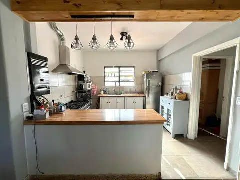 Casa 6 ambientes con 2 baños