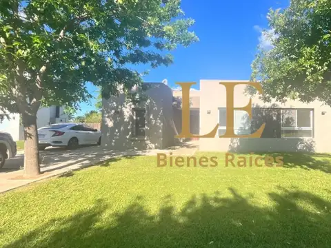 Casa en Alquiler con 3 cocheras