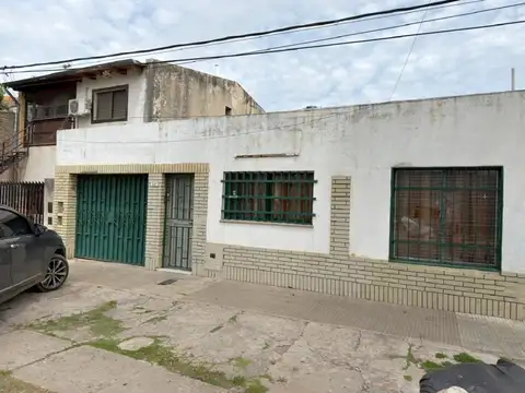 Patricios 600, casa 3 dormitorios, mas local comercial.