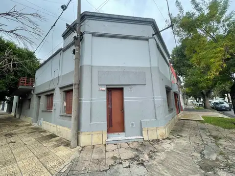 Casa 8 ambientes con 5 baños