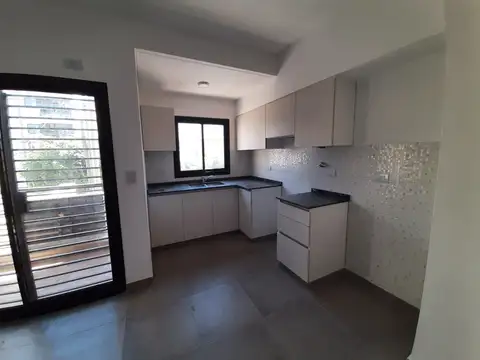 ¡Retasado! EXCELENTE DEPARTAMENTO CON BALCON, LAVADERO GRANDE Y TERRAZA PROPIA.