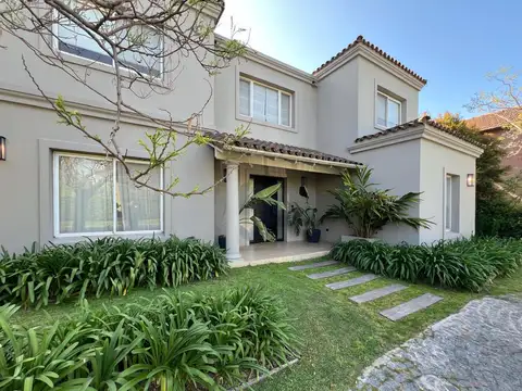 CASA EN VENTA EN EL BARRIO SANTA BARBARA