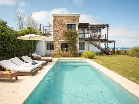 VENTA CASA 4 DORM C/PISCINA FRENTE A LA PLAYA EN EL CHORRO