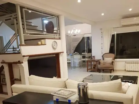 CASA VENTA  FCO. ALVAREZ - MORENO "CAMPOS DE ALVAREZ"