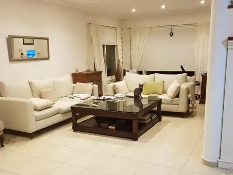Casa 5 ambientes con 4 baños