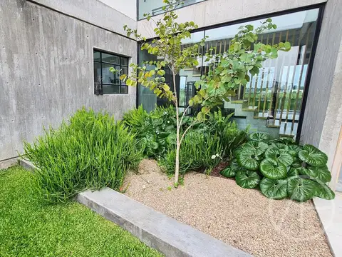 Casa 7 ambientes con 3 baños