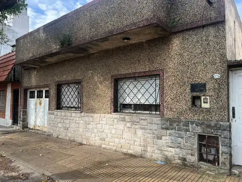 VENTA CASA 4 AMB LANUS COCHERA JARDIN APTO CREDITO
