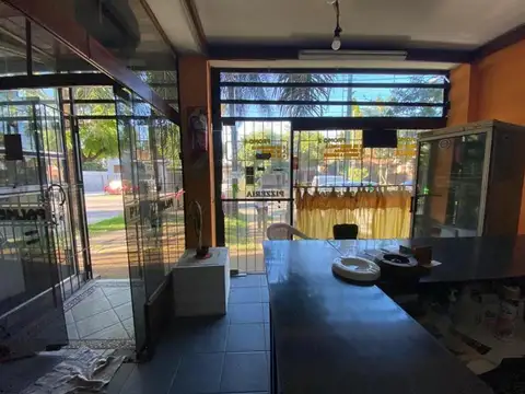 Venta! en Bloque de Local Comercial y Departamentos! Castela