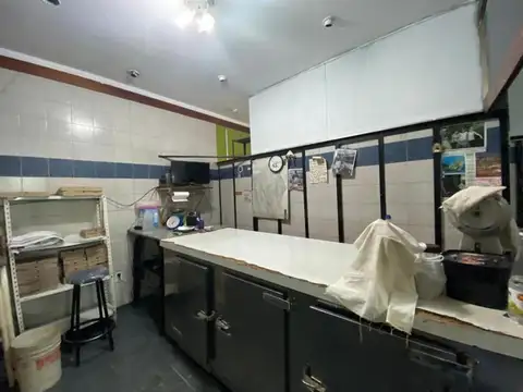 Venta! en Bloque de Local Comercial y Departamentos! Castela