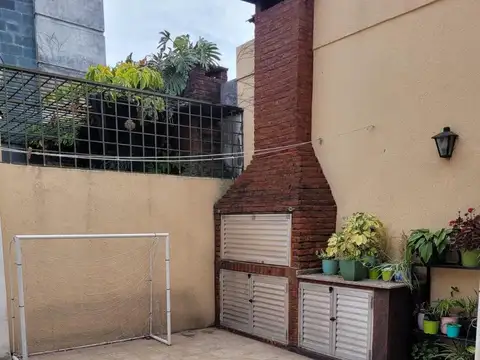 Casa 6 ambientes con 2 baños