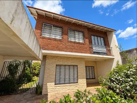 Casa venta 6 ambientes A. Sourdeaux con parrilla