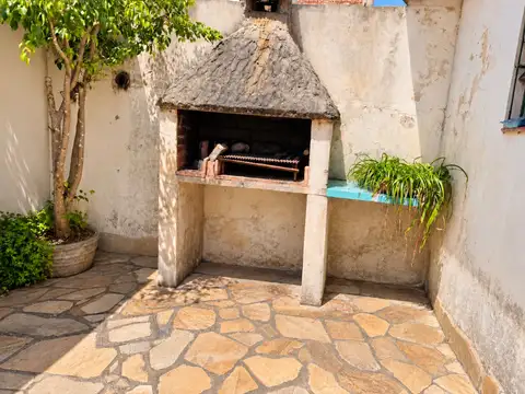 Casa 6 ambientes con 2 baños