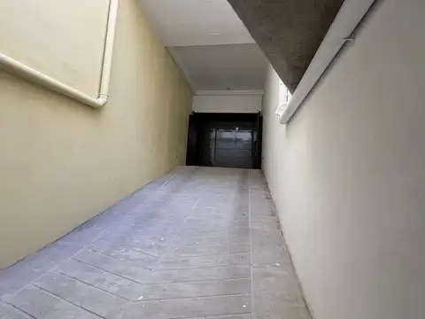 COCHERA DESCUBIERTA CON PORTON AUTOMATICO A ESTRENAR.