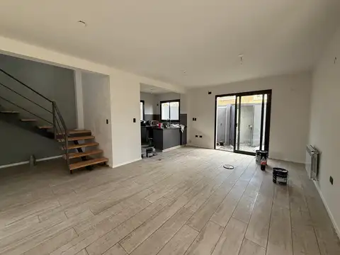 Casa 8 ambientes con 3 baños