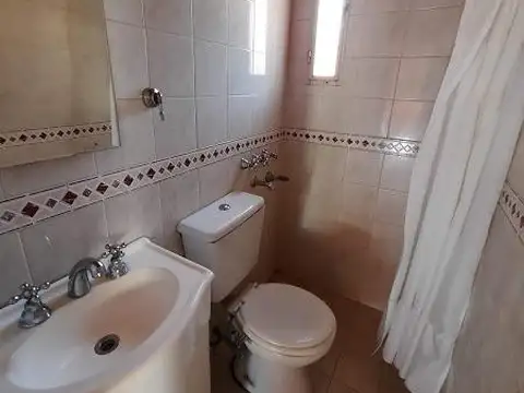 Casa 8 ambientes con 3 baños