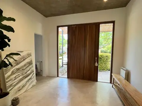 Casa 6 ambientes con 4 baños