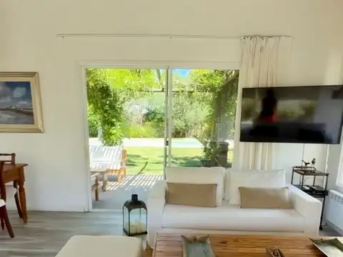 Casa en alquiler c/ cochera en Lugano