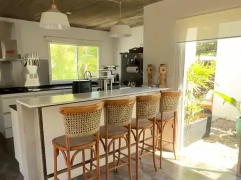 Casa en alquiler c/ cochera en Lugano