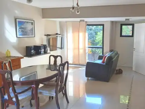 Vendo en Villa Santa Rita. Triplex con Patio y Cochera.