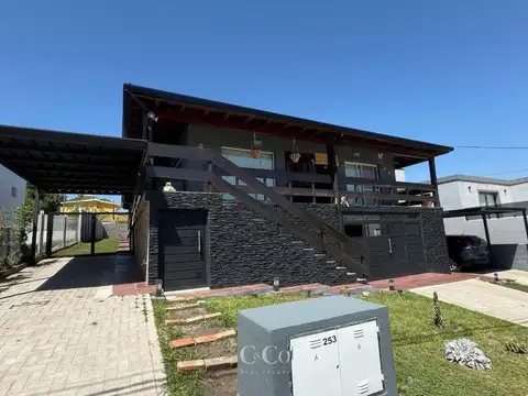 Casa 8 ambientes con 2 baños