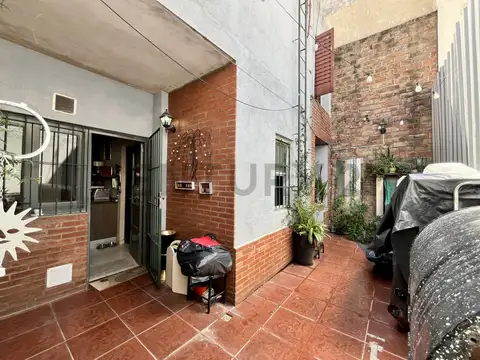 Venta Casa de pasillo 2 Dormitorios con patio sobre Bv. Oroño | Centro, Rosario
