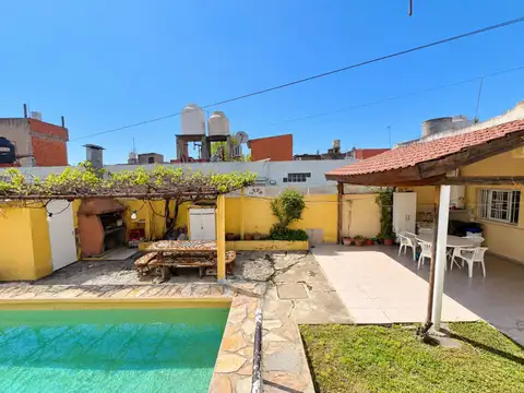 CASA 3 AMBIENTES VENTA RAMOS MEJIA PILETA JARDIN