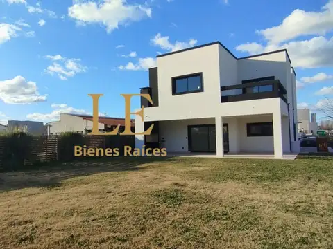 Casa en Venta con 4 cocheras