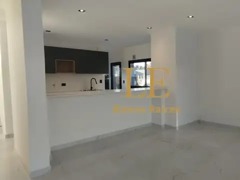 Casa en Venta con 4 cocheras