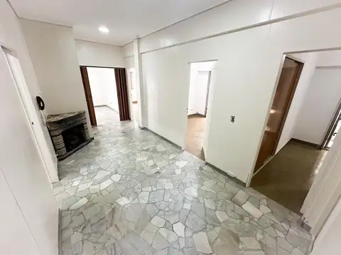 Casa 2 pisos con Terraza Quincho y Parrilla Parque Chacabuco   Local comercial PB