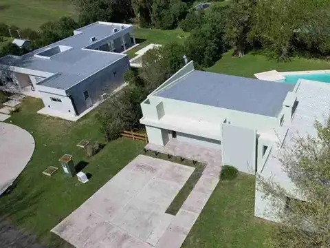 Casa en Venta con 2 cocheras