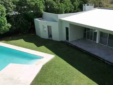 VENTA CASA CON PILETA A ESTRENAR - LA CANDIDA