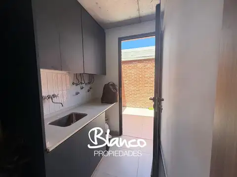 Casa 5 ambientes con 4 baños