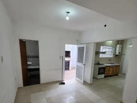 Departamento planta baja, patio y asador, amlias dependencias, 1 dormitorio s/ expensas