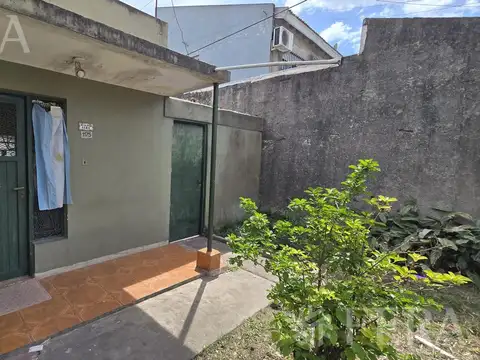 Venta casa 4 ambientes con patio  en Monte Chingolo