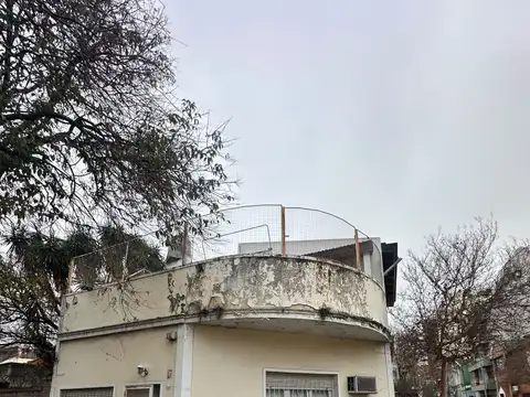 Casa de 4 ambientes con patio, cochera y terraza en toda la superficie.