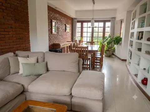 Casa 5 ambientes con 2 baños