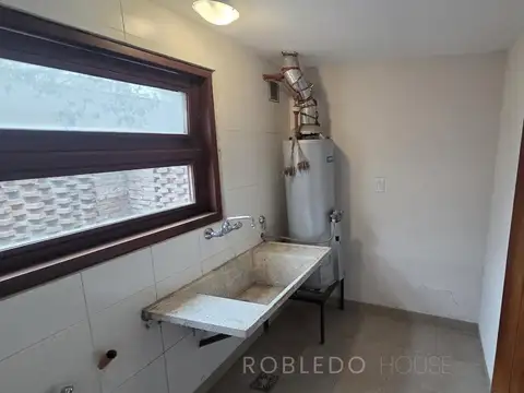 Casa 7 ambientes con 2 baños