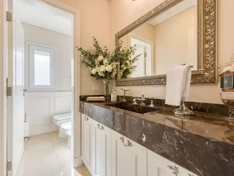 Casa en Alquiler con 4 cocheras