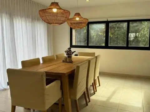 Casa 5 ambientes con 4 baños