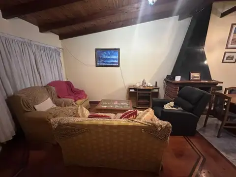 VENTA. CASA 4 DORMITORIOS. PATIO. COCHERA.