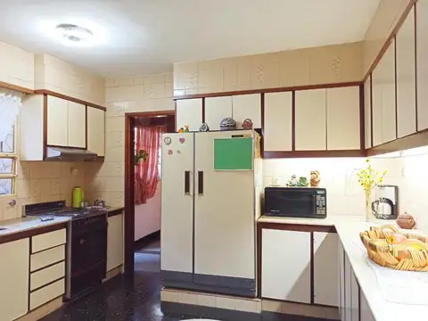 IMPORTANTE CASA EN EL CORAZÓN DE BARRIO PARQUE