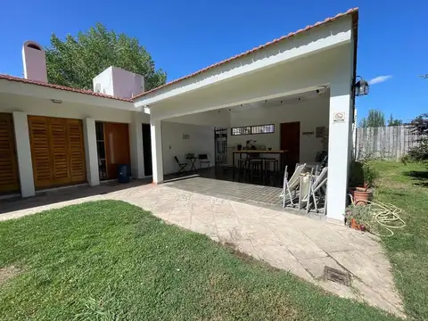 Casa 7 ambientes con 2 baños