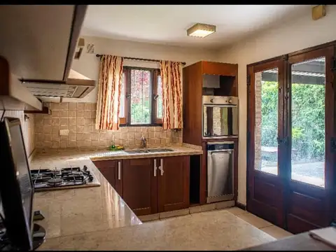 Casa en Alquiler con 1 cochera
