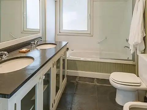 Casa 4 ambientes con 3 baños