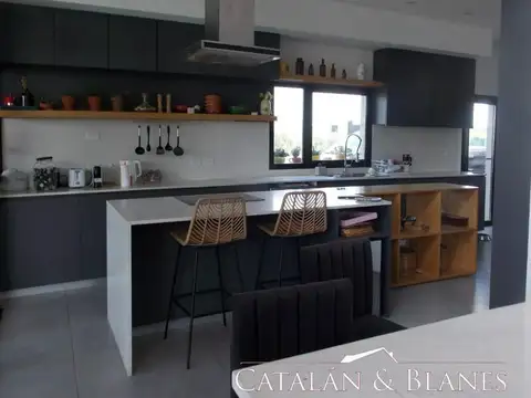 Casa 5 ambientes con 4 baños