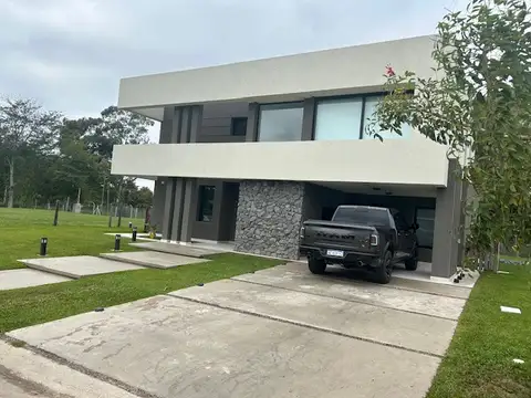 MODERNA CASA  EN SAN JUAN CHICO