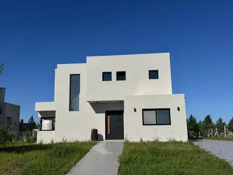 Venta de casa en dos plantas con pileta a la laguna - NAUDIR AGUAS PRIVADAS