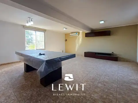 Casa en Alquiler con 2 cocheras